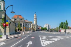ORADEA, ΡΟΥΜΑΝΊΑ - 28 ΑΠΡΙΛΊΟΥ 2018: Άνθρωποι που περπατούν στην οδό με Oradea Δημαρχείο στο υπόβαθρο στοκ φωτογραφίες ORADEA, ΡΟΥΜΑΝΊΑ - 28 ΑΠΡΙΛΊΟΥ 2018: Άνθρωποι που περπατούν στην οδό με Oradea Δημαρχείο στο υπόβαθρο στοκ φωτογραφίες