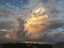 Orage ensoleillé stupéfiant le long de la côte images libres de droits Orage ensoleillé stupéfiant le long de la côte images libres de droits
