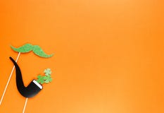 Orange bakgrund för idérik dag för st Patricks Plan lekmanna- sammansättning av irländsk ferieberöm med fotobåsdekoren: hatt expo stock illustrationer Orange bakgrund för idérik dag för st Patricks Plan lekmanna- sammansättning av irländsk ferieberöm med fotobåsdekoren: hatt expo stock illustrationer
