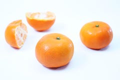 Orange fra?che, orange coup?e et tranches comme fond de vue sup?rieure image libre de droits Orange fra?che, orange coup?e et tranches comme fond de vue sup?rieure image libre de droits
