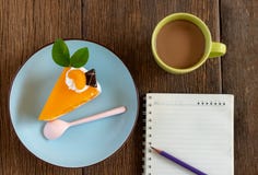 Orange kaka på en blå platta royaltyfri foto Orange kaka på en blå platta royaltyfri foto