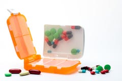 Orange Pillenkasten mit Tabletten und den Kapselpillen lokalisiert auf weißem Hintergrund mit Kopienraum lizenzfreie stockfotografie Orange Pillenkasten mit Tabletten und den Kapselpillen lokalisiert auf weißem Hintergrund mit Kopienraum lizenzfreie stockfotografie