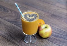 Orange smoothie med äpplekiwin sund livstid för begrepp fotografering för bildbyråer Orange smoothie med äpplekiwin sund livstid för begrepp fotografering för bildbyråer