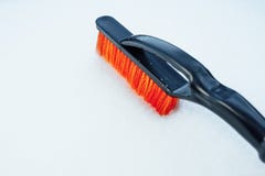 Orange snöborste för bilen, snöflingabakgrund royaltyfria foton Orange snöborste för bilen, snöflingabakgrund royaltyfria foton