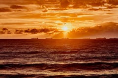 Orange sol med moln över det gråa havet med vågor Den magiska solnedgången på Blacket Sea i Gelendzhik Fantastisk naturlig bakgru royaltyfri fotografi Orange sol med moln över det gråa havet med vågor Den magiska solnedgången på Blacket Sea i Gelendzhik Fantastisk naturlig bakgru royaltyfri fotografi