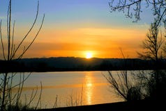 Orange Sonnenuntergang über Columbia River stockbild Orange Sonnenuntergang über Columbia River stockbild