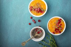 Orange sunda frukostsmoothies för Detox med säsongsbetonad mogen frukt, chiafrö, granatäpple på ett ljust kulört arkivfoton Orange sunda frukostsmoothies för Detox med säsongsbetonad mogen frukt, chiafrö, granatäpple på ett ljust kulört arkivfoton