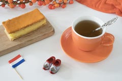 Orange tompouce, traditionelle getrennte Kasse mit Pudding und Bereifen auf Nationalfeiertag K?nigen Day am 27. April, in den Nie stockfotografie Orange tompouce, traditionelle getrennte Kasse mit Pudding und Bereifen auf Nationalfeiertag K?nigen Day am 27. April, in den Nie stockfotografie