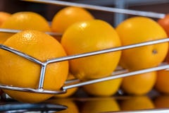 Orangen in der Linie auf der Saftmaschine stockfotografie Orangen in der Linie auf der Saftmaschine stockfotografie