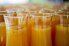 Orangensaft mit rotem Likör in den hohen Gläsern auf einem Behälter lizenzfreie stockbilder Orangensaft mit rotem Likör in den hohen Gläsern auf einem Behälter lizenzfreie stockbilder