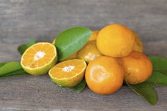 Oranges saines de fruit placées sur de vieux planchers en bois photographie stock libre de droits Oranges saines de fruit placées sur de vieux planchers en bois photographie stock libre de droits
