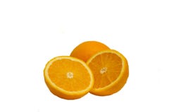 Oranges sur la table Totalité et coupe en deux parts D'isolement Image libre de droits Oranges sur la table Totalité et coupe en deux parts D'isolement Image libre de droits