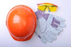 Oranje bouwvakker, beschermende brillen en veiligheidshandschoenen op een witte achtergrond stock foto's Oranje bouwvakker, beschermende brillen en veiligheidshandschoenen op een witte achtergrond stock foto's