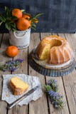 Oranje cake op houten achtergrond royalty-vrije stock foto Oranje cake op houten achtergrond royalty-vrije stock foto