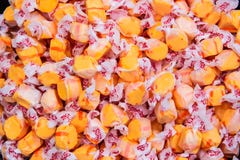 Oranje en Rood Verpakt Suikergoed royalty-vrije stock afbeelding Oranje en Rood Verpakt Suikergoed royalty-vrije stock afbeelding