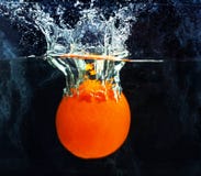 oranje heldere smakelijke sappige sinaasappel die in het water vallen royalty-vrije stock afbeeldingen oranje heldere smakelijke sappige sinaasappel die in het water vallen royalty-vrije stock afbeeldingen
