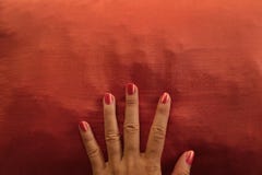 Oranje Nagellakhand met Schilhuid bij de Aanpassing van Hoofdkussen royalty-vrije stock foto's Oranje Nagellakhand met Schilhuid bij de Aanpassing van Hoofdkussen royalty-vrije stock foto's