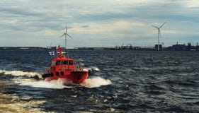 Oranje proefboot die voor medewerker aan vrachtschip volgen Loodsen van schip stock foto's Oranje proefboot die voor medewerker aan vrachtschip volgen Loodsen van schip stock foto's