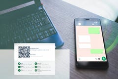 Ordenador portátil y smartphone con charla abierta del whatsapp imágenes de archivo libres de regalías Ordenador portátil y smartphone con charla abierta del whatsapp imágenes de archivo libres de regalías