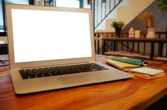 Ordinateur portable avec la moquerie vers le haut de l'écran vide sur la table en bois devant le cof image libre de droits Ordinateur portable avec la moquerie vers le haut de l'écran vide sur la table en bois devant le cof image libre de droits