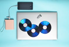 Ordinateur portable, smartphone, banque de puissance, lecteurs de cd-rom, commande d'instantané d'USB sur un fond bleu Media numé Image libre de droits Ordinateur portable, smartphone, banque de puissance, lecteurs de cd-rom, commande d'instantané d'USB sur un fond bleu Media numé Image libre de droits