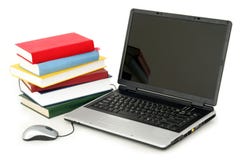 Ordinateur portatif et pile de livres Ordinateur portatif et pile de livres