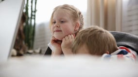 Ordinateurs pendant les vies des enfants modernes petit frère et bandes dessinées de observation de soeur sur l'ordinateur portab clips vidéos Ordinateurs pendant les vies des enfants modernes petit frère et bandes dessinées de observation de soeur sur l'ordinateur portab clips vidéos