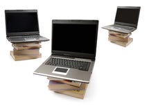 Ordinateurs portables sur des piles des livres photos stock Ordinateurs portables sur des piles des livres photos stock