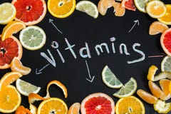 Ordvitaminerna med citrusfrukt som är skriftlig på svart bräde royaltyfria bilder Ordvitaminerna med citrusfrukt som är skriftlig på svart bräde royaltyfria bilder