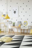 Oreiller jaune sur le tapis géométrique dans l'intérieur de pièce du ` s d'enfant avec le wh photo stock Oreiller jaune sur le tapis géométrique dans l'intérieur de pièce du ` s d'enfant avec le wh photo stock