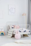 Oreiller rose à côté du lit blanc dans l'intérieur de chambre à coucher du ` s de fille avec de la La photo libre de droits Oreiller rose à côté du lit blanc dans l'intérieur de chambre à coucher du ` s de fille avec de la La photo libre de droits