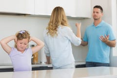 Oreilles de bâche de fille tandis qu'argumentation de parents image libre de droits Oreilles de bâche de fille tandis qu'argumentation de parents image libre de droits