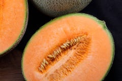 Organicznie kantalup na drewnianym stole zdjęcia stock Organicznie kantalup na drewnianym stole zdjęcia stock
