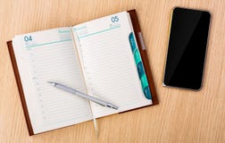 Organisateur de projets le téléphone portable et des affaires modernes d'année réservent avec image stock Organisateur de projets le téléphone portable et des affaires modernes d'année réservent avec image stock