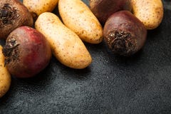 Organische Kartoffeln des Bauernhofes und rote rote Rüben, leerer Raum für Text stockbild Organische Kartoffeln des Bauernhofes und rote rote Rüben, leerer Raum für Text stockbild