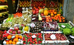 Organischer Fruchtmarkt in Italien lizenzfreies stockbild Organischer Fruchtmarkt in Italien lizenzfreies stockbild