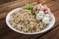 Orge perlée avec des boules de jambon et de fromage image libre de droits Orge perlée avec des boules de jambon et de fromage image libre de droits