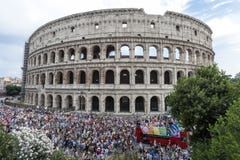 Orgulho de Roma 2015 - Pride Italy alegres - Colosseum foto de stock Orgulho de Roma 2015 - Pride Italy alegres - Colosseum foto de stock