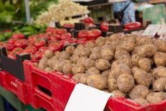 Orgânico fresco e vegetais no mercado dos fazendeiros da cidade fotografia de stock Orgânico fresco e vegetais no mercado dos fazendeiros da cidade fotografia de stock