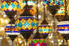 Orientaliska lampor från enfärgad mosaik i shoppar fönstret royaltyfri foto Orientaliska lampor från enfärgad mosaik i shoppar fönstret royaltyfri foto