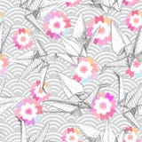 Origami białego papieru żurawie ustawiający kreślą bezszwowego wzór szarości kreskowej natury japońskich menchii Sakura kwiatów f royalty ilustracja Origami białego papieru żurawie ustawiający kreślą bezszwowego wzór szarości kreskowej natury japońskich menchii Sakura kwiatów f royalty ilustracja