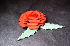 Origami rouge Rose Blossom - art de papier sur le fond texturis? photo stock Origami rouge Rose Blossom - art de papier sur le fond texturis? photo stock