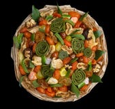 Original- gåva i form av en bukett av olika smakliga torkade frukter på en svart bakgrund royaltyfri foto Original- gåva i form av en bukett av olika smakliga torkade frukter på en svart bakgrund royaltyfri foto