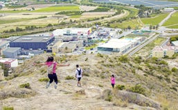 Orihuela, Ισπανία - 22 Ιουνίου 2019: Πεζοπορία ομάδας που πηγαίνει κατά μήκος του λόφου στο καλοκαίρι στοκ εικόνες Orihuela, Ισπανία - 22 Ιουνίου 2019: Πεζοπορία ομάδας που πηγαίνει κατά μήκος του λόφου στο καλοκαίρι στοκ εικόνες