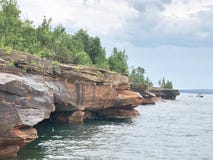 Orilla rocosa de las islas del ap?stol en Minnesota imagenes de archivo Orilla rocosa de las islas del ap?stol en Minnesota imagenes de archivo