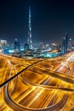 Orizzonte del centro con i grattacieli più alti, Dubai, Emirati Arabi Uniti della Dubai di notte stupefacente immagini stock Orizzonte del centro con i grattacieli più alti, Dubai, Emirati Arabi Uniti della Dubai di notte stupefacente immagini stock
