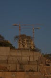 Orizzonte dell'Angola che aumenta - nuova costruzione di edifici dietro la vecchia vicinanza immagine stock libera da diritti Orizzonte dell'Angola che aumenta - nuova costruzione di edifici dietro la vecchia vicinanza immagine stock libera da diritti