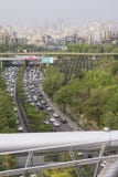 Orizzonte della parte settentrionale di Teheran nella stagione primaverile, architectu moderno immagini stock libere da diritti Orizzonte della parte settentrionale di Teheran nella stagione primaverile, architectu moderno immagini stock libere da diritti