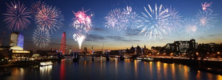 Orizzonte di Londra, vista di notte, fuochi d'artificio sopra il ponte di Hungerford e fotografie stock Orizzonte di Londra, vista di notte, fuochi d'artificio sopra il ponte di Hungerford e fotografie stock