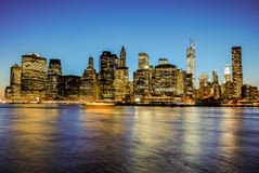Orizzonte di Manhattan al tramonto, chiuso alla notte Vista piacevole da Brooklyn fotografia stock libera da diritti Orizzonte di Manhattan al tramonto, chiuso alla notte Vista piacevole da Brooklyn fotografia stock libera da diritti